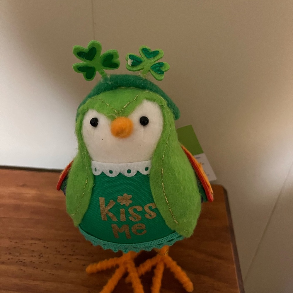 NWT 2020 St. Patricks Day Spritz Fabric Bird “Kiss Me” Target Brand Holiday,